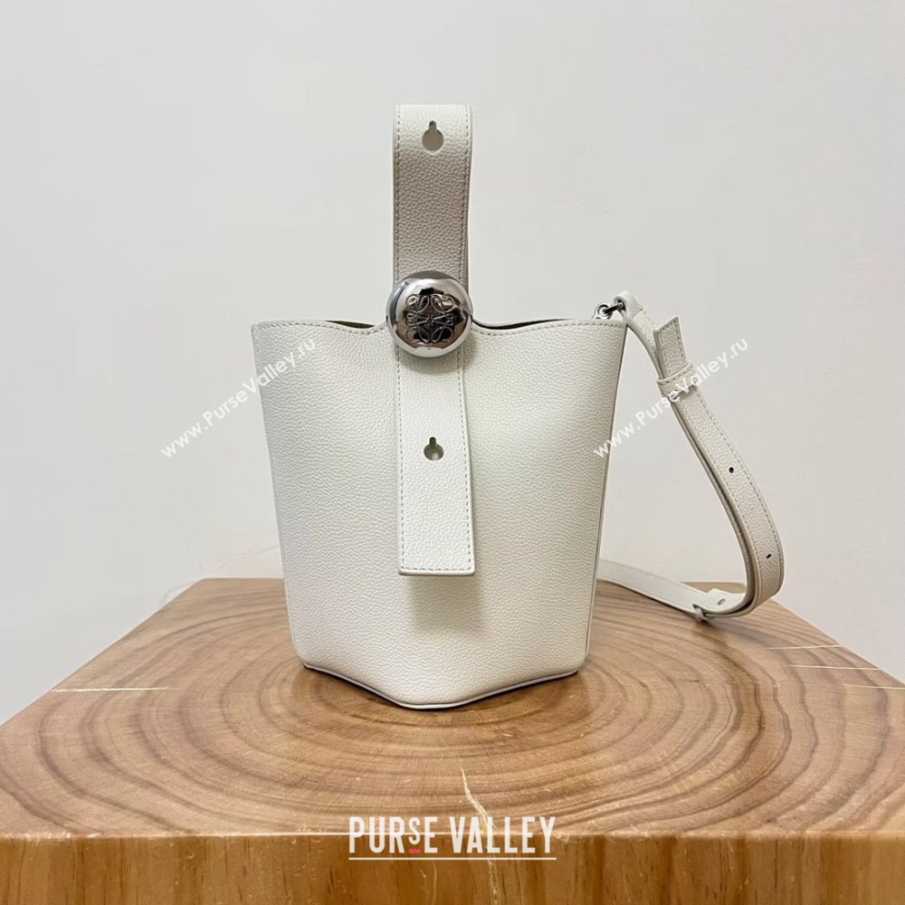 Loewe Mini Pebble Bucket bag in Soft Grained Calfskin 9047 White 2024 Top (KE-24090219)