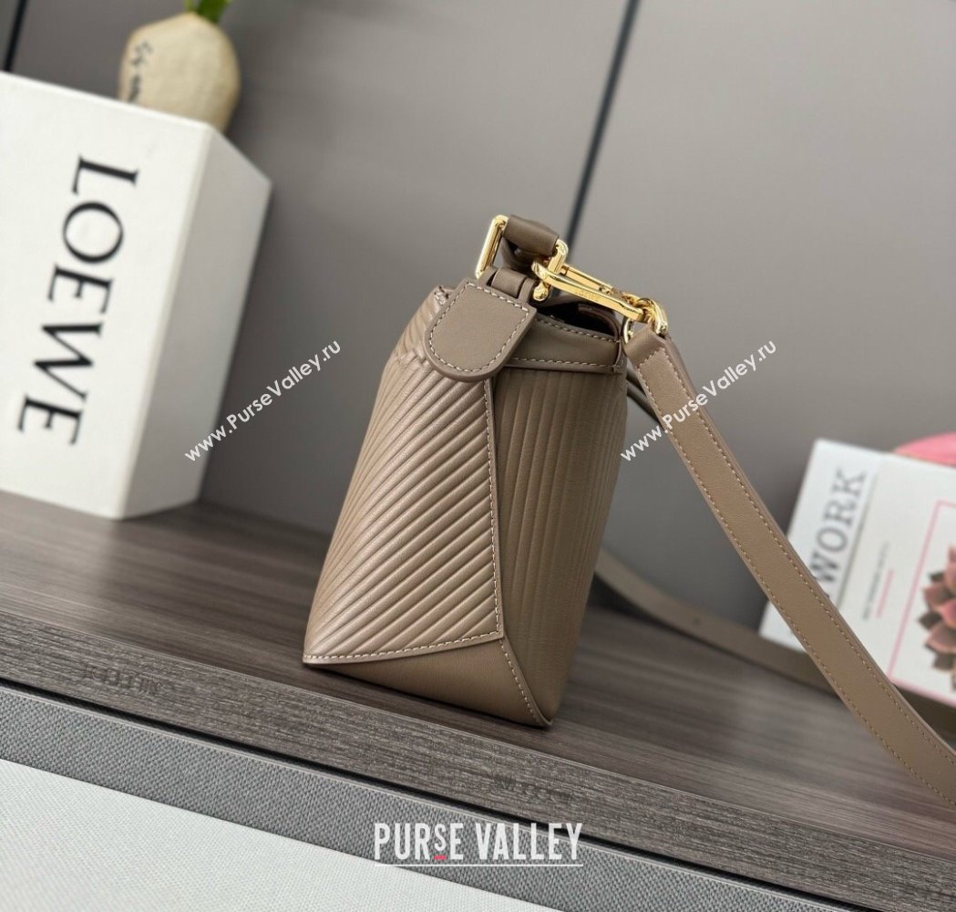 Loewe Small Puzzle bag in Embossed calfskin Winter Brown 2025 062324 (Ys-250206067)