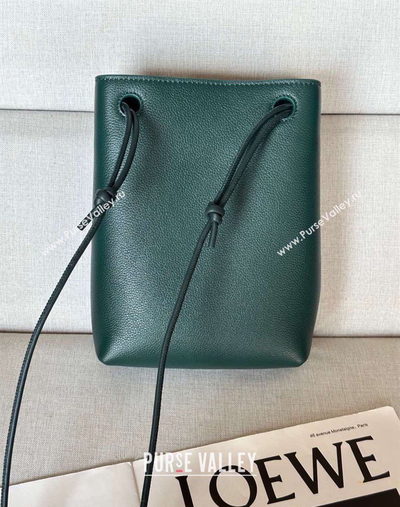 Loewe Pebble pouch Mini Bag in Grained Calfskin Evergreen 2025 9531 (nana-250408028)