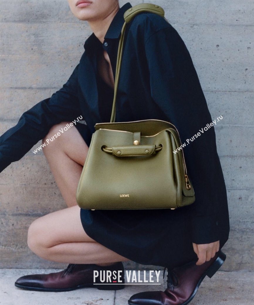 Loewe Medium Madrid bag in supple calfskin Green 2025 052451 (YS-250801044)