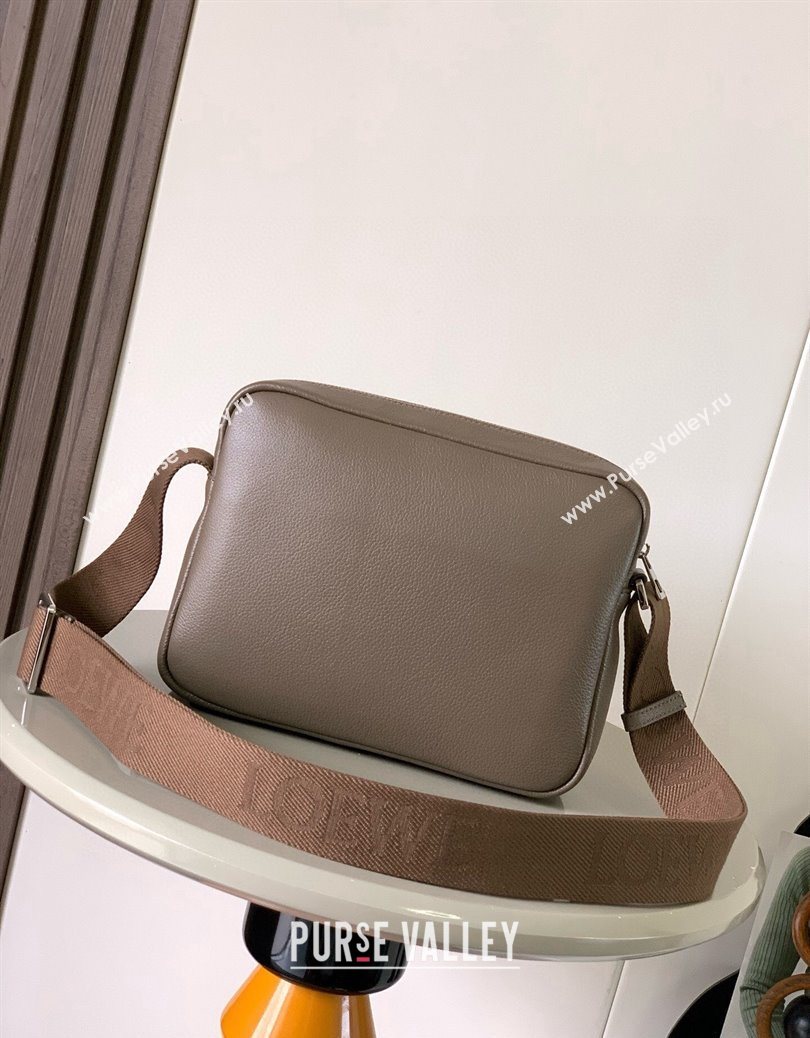 Loewe Medium Pebble messenger bag in supple grained calfskin Moss Green 2025 9094 (Ys-251121005)