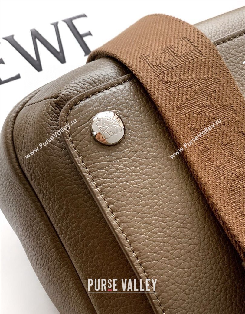 Loewe Medium Pebble messenger bag in supple grained calfskin Moss Green 2025 9094 (Ys-251121005)