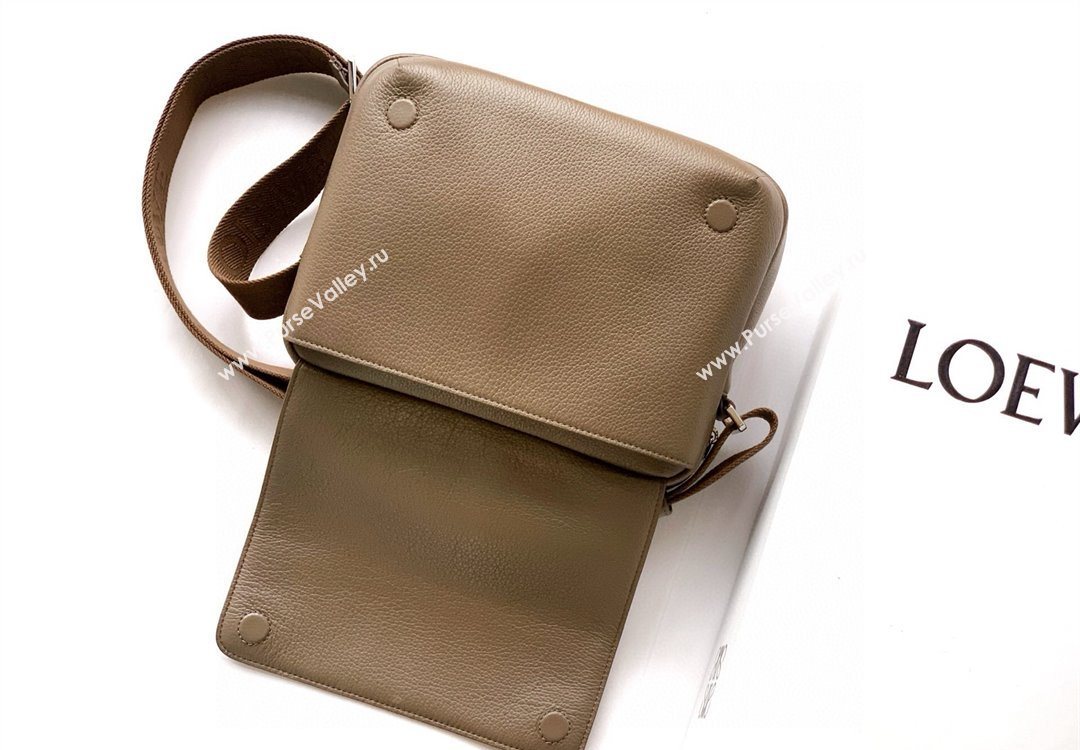 Loewe Medium Pebble messenger bag in supple grained calfskin Moss Green 2025 9094 (Ys-251121005)