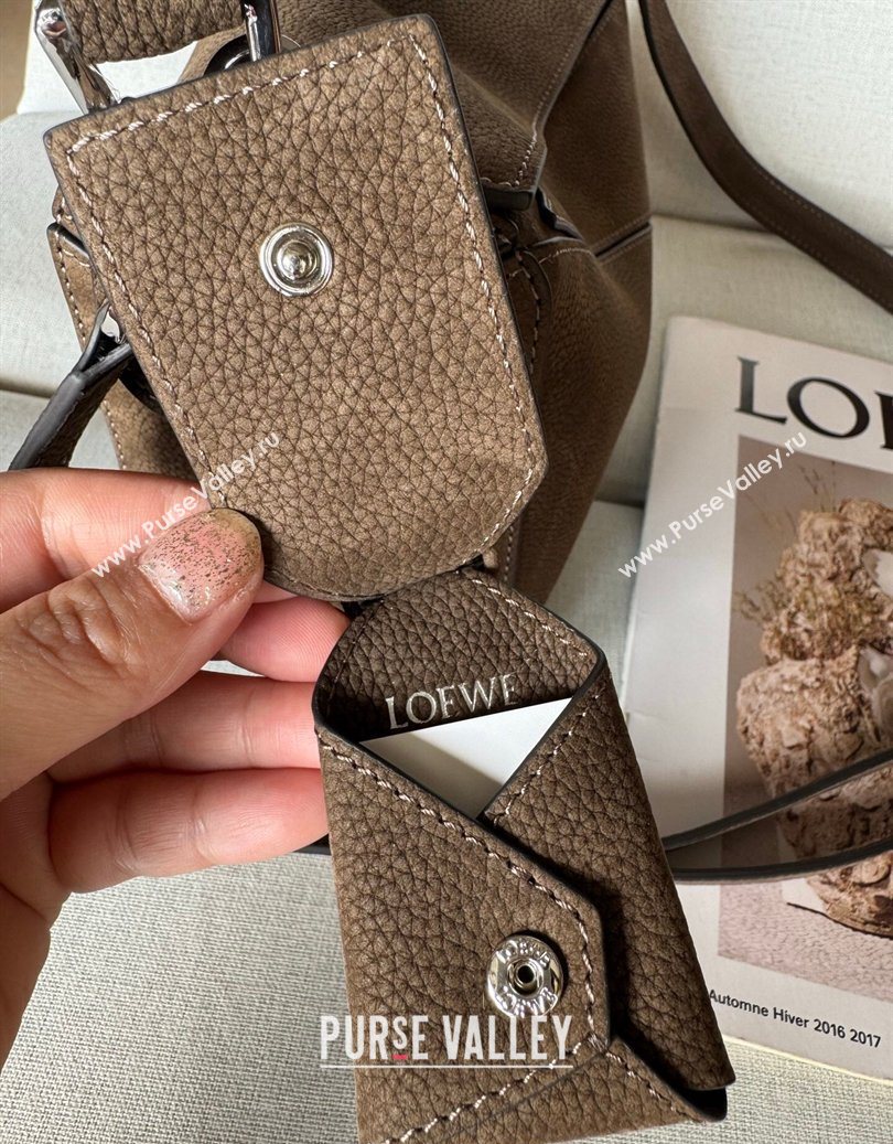 Loewe Small Featherlight Puzzle bag in grained nubuck Tundra 2026 3007-1 (nana-260121061)