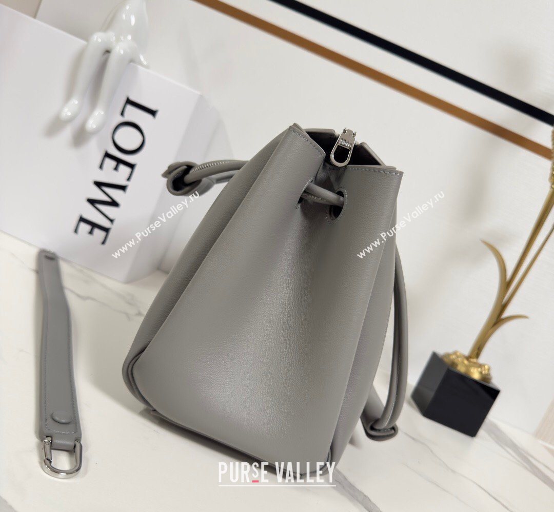 Loewe Medium Madrid bag in supple calfskin leather Grey/White/Black 2026 062451 (nana-260407079)