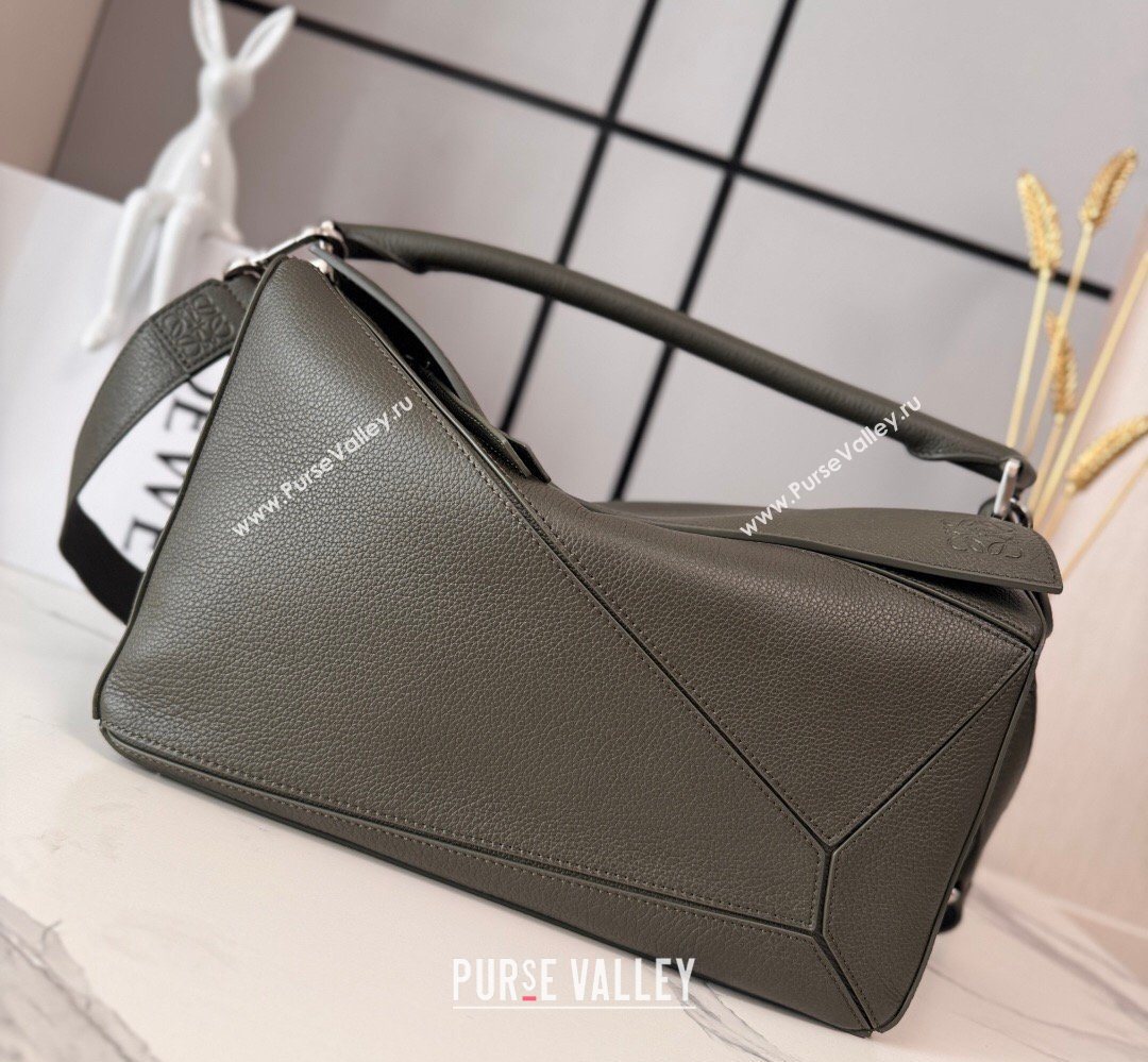 Loewe Large Puzzle Edge bag in soft grained calfskin Dark Olive 2026 052446 (Ys-260407083)