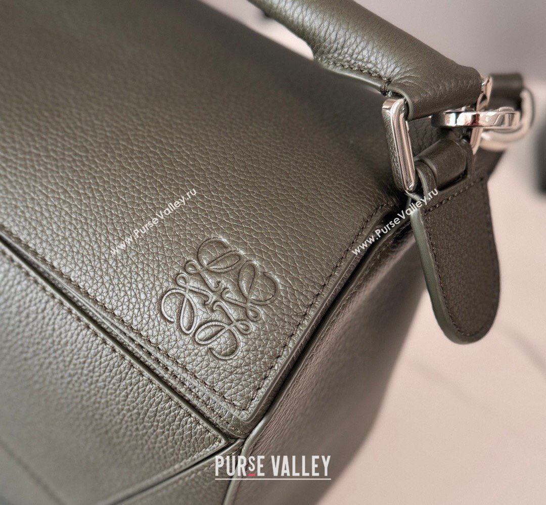 Loewe Large Puzzle Edge bag in soft grained calfskin Dark Olive 2026 052446 (Ys-260407083)
