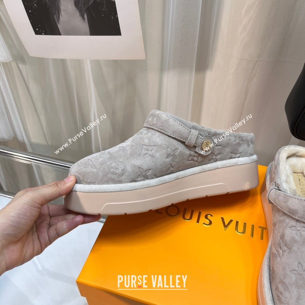 Louis Vuitton Aspen Platform Clog Mules in Monogram Suede and Shearling Light Grey 2023 1ACHW3 (KL-231204061)