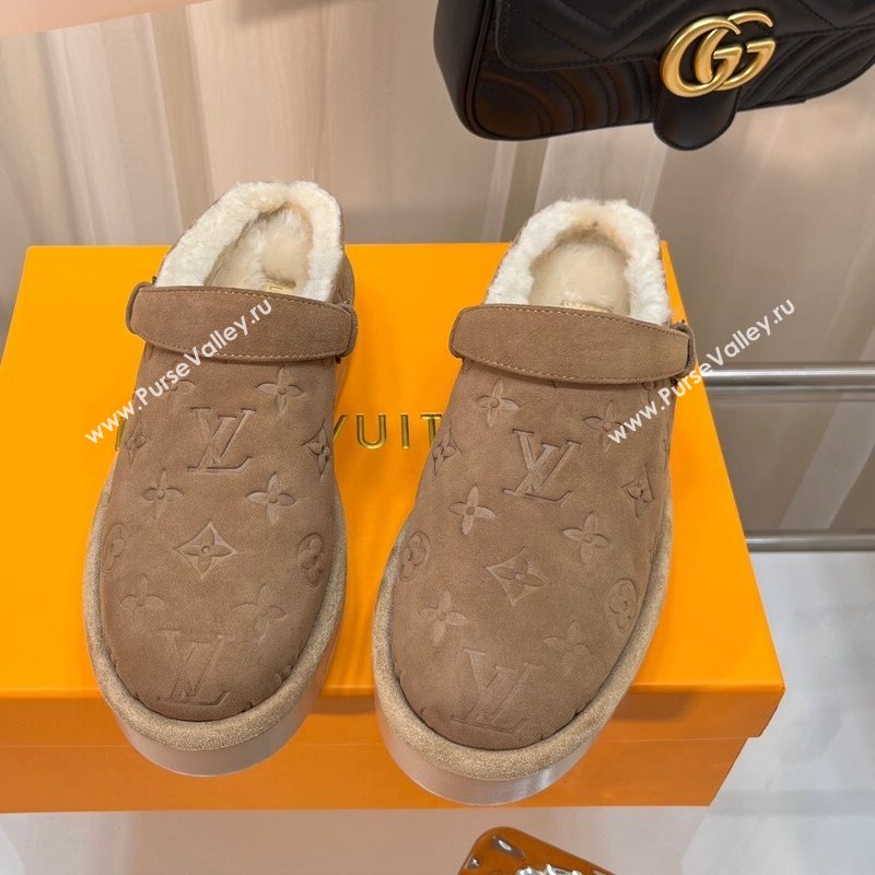 Louis Vuitton Aspen Platform Clog Mules in Monogram Suede and Shearling Light Brown 2023 1ACHW3 (KL-231204062)