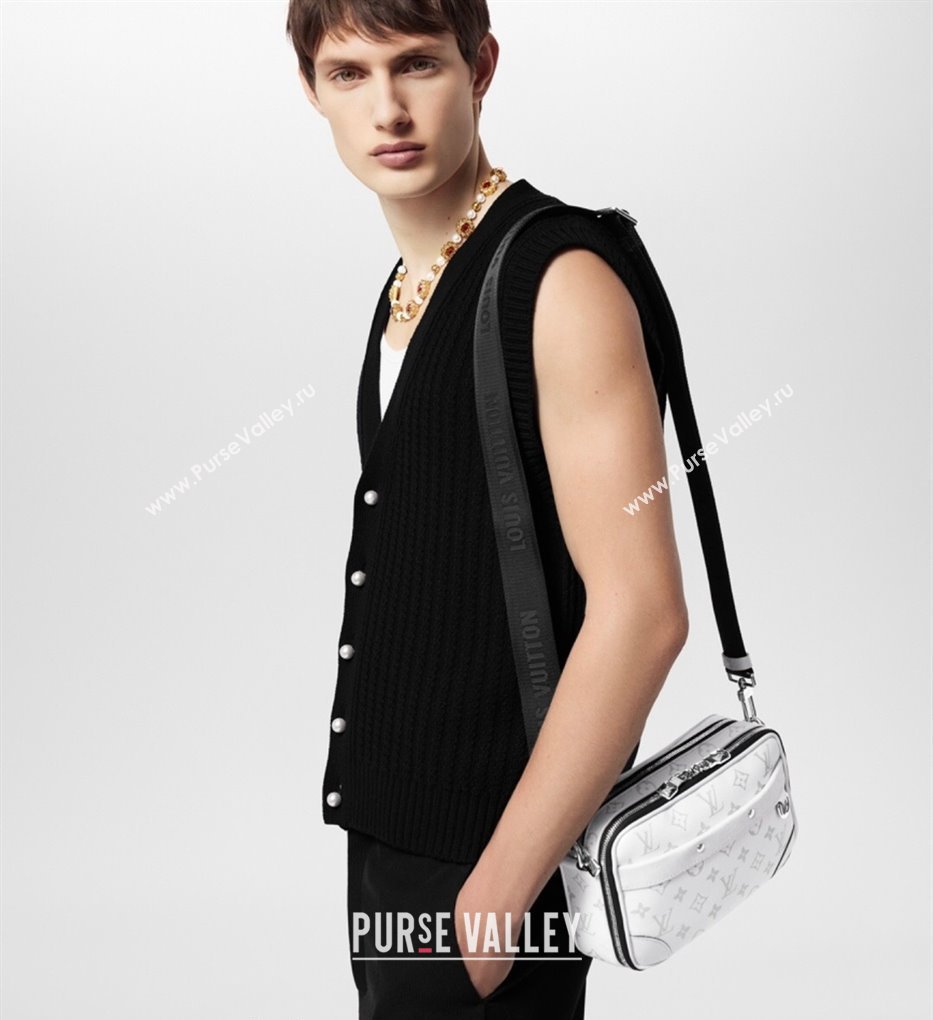 Louis Vuitton Alpha Wearable Wallet Mini Bag in Monogram Canvas M31069 White 2024 (KI-240412032)