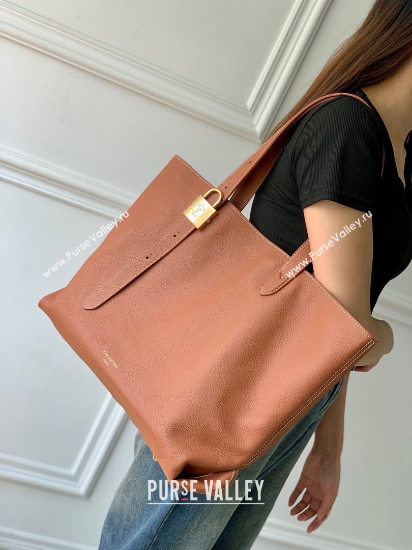 Louis Vuitton Low Key Cabas MM Tote bag in Grained Calfskin M25342 Cognac Brown 2024 (KI-240829059)