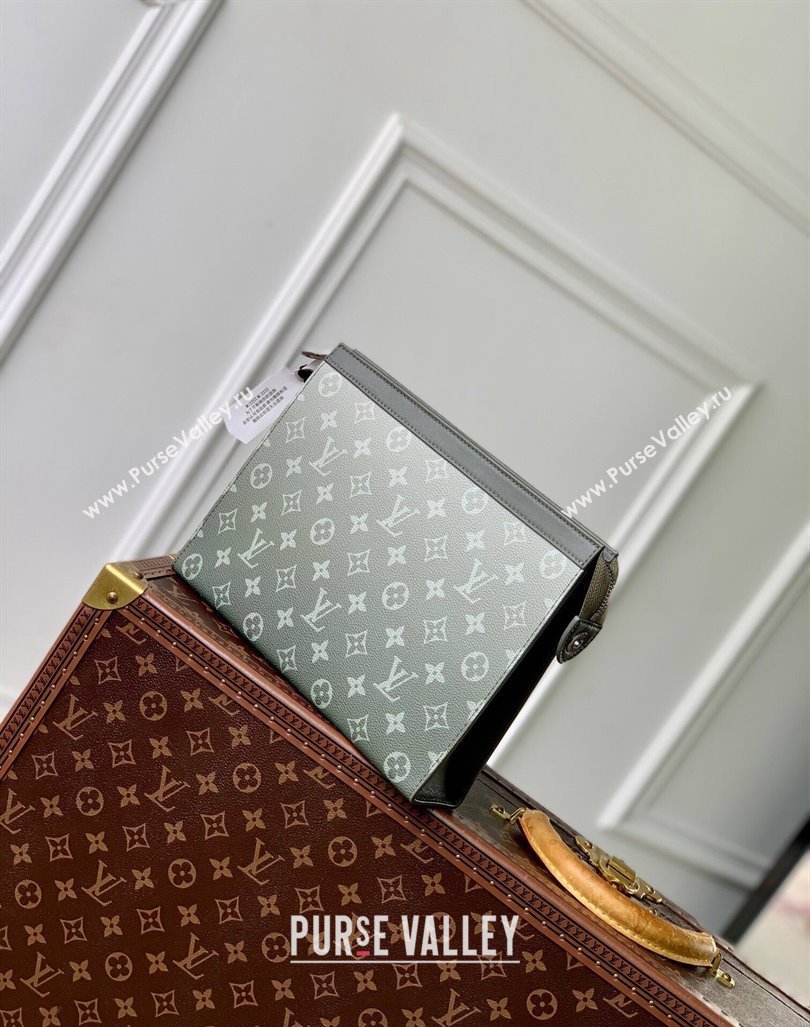 Louis Vuitton Pochette Voyage MM Pouch in Khaki Green Monogram Gradient Canvas M61692 2024 (KI-240925097)