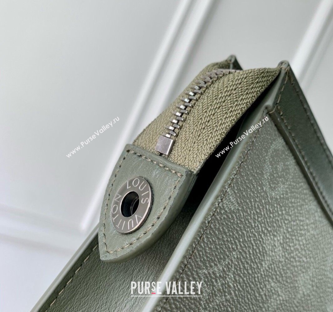 Louis Vuitton Pochette Voyage MM Pouch in Khaki Green Monogram Gradient Canvas M61692 2024 (KI-240925097)