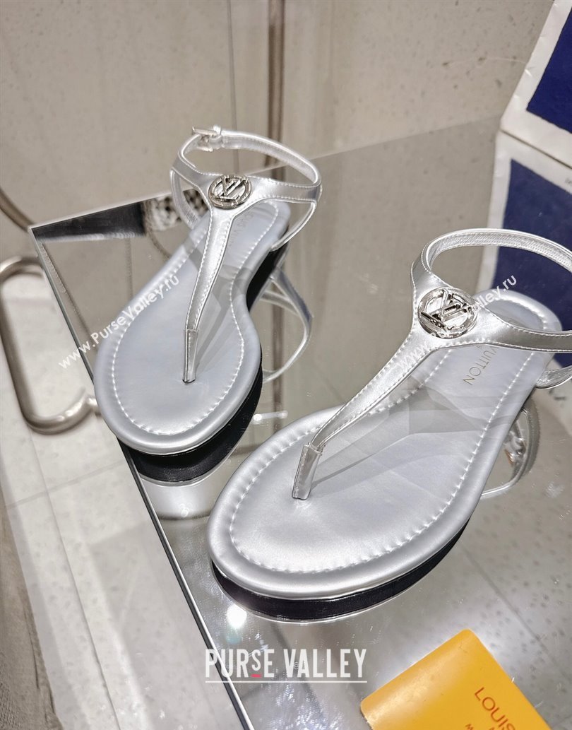Louis Vuitton Sunkiss Flat Thong Sandals in Silver Leather 2025 1AHKU7 (MD-250609037)