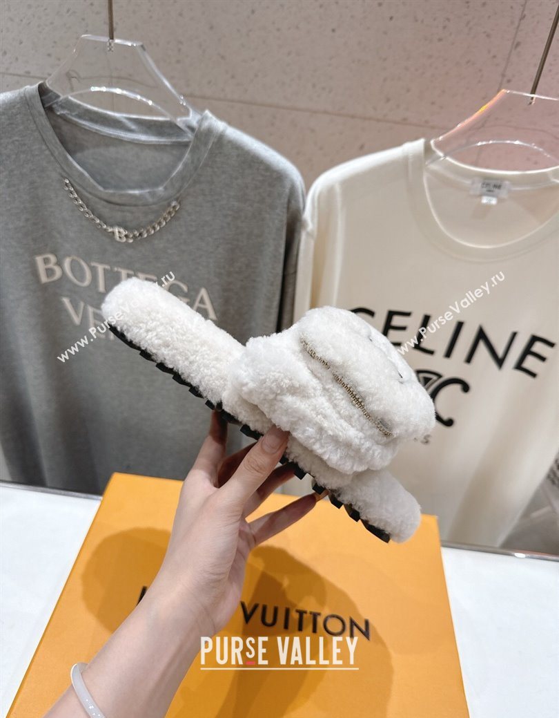 Louis Vuitton Shearling Flat Slides Sandal with Zip Pouch White 2025 LV082905 (MD-250829105)