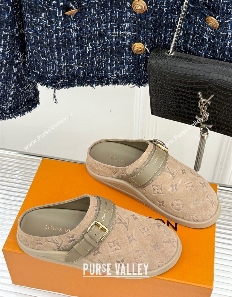 Louis Vuitton LV To-Go Flat Comfort Clog Mules in Suede with Buckle Beige2 2025 1AHLVU (MD-250829085)