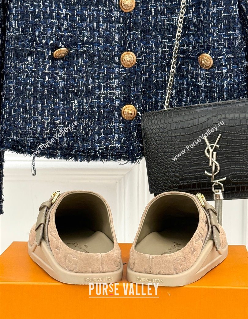 Louis Vuitton LV To-Go Flat Comfort Clog Mules in Suede with Buckle Beige2 2025 1AHLVU (MD-250829085)