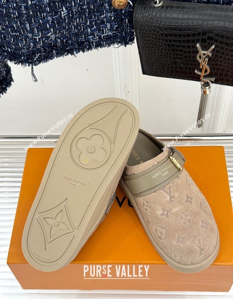 Louis Vuitton LV To-Go Flat Comfort Clog Mules in Suede with Buckle Beige2 2025 1AHLVU (MD-250829085)