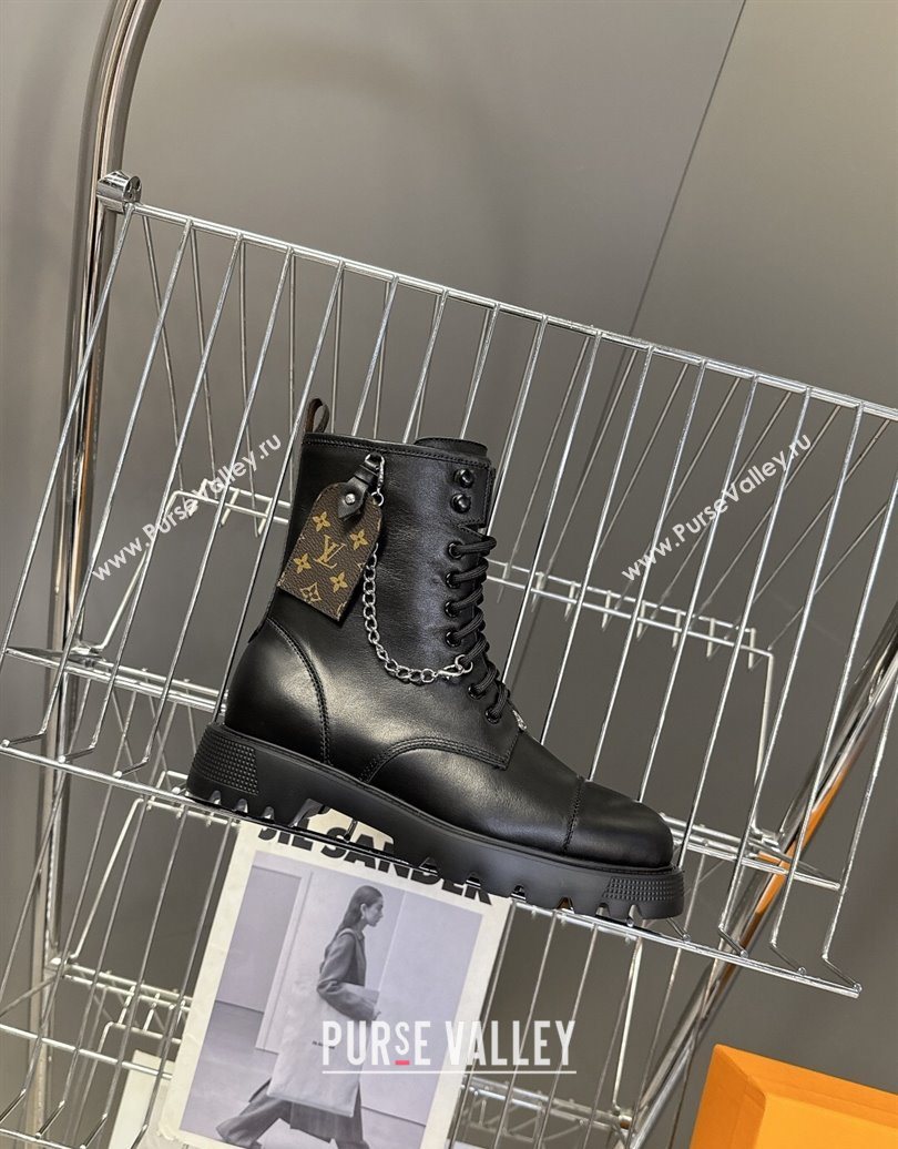 Louis Vuitton Citizen Flat Ranger Ankle Boots with Chain and Tag in Leather Black 2025 1AIUQN (MD-251021093)