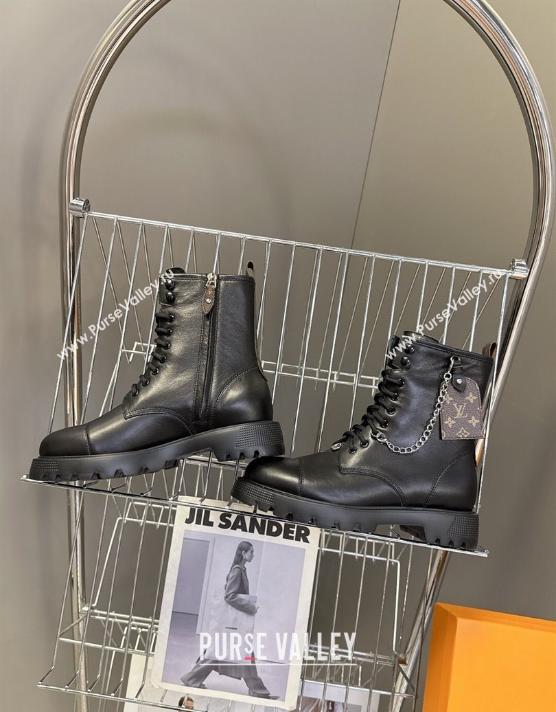 Louis Vuitton Citizen Flat Ranger Ankle Boots with Chain and Tag in Leather Black 2025 1AIUQN (MD-251021093)