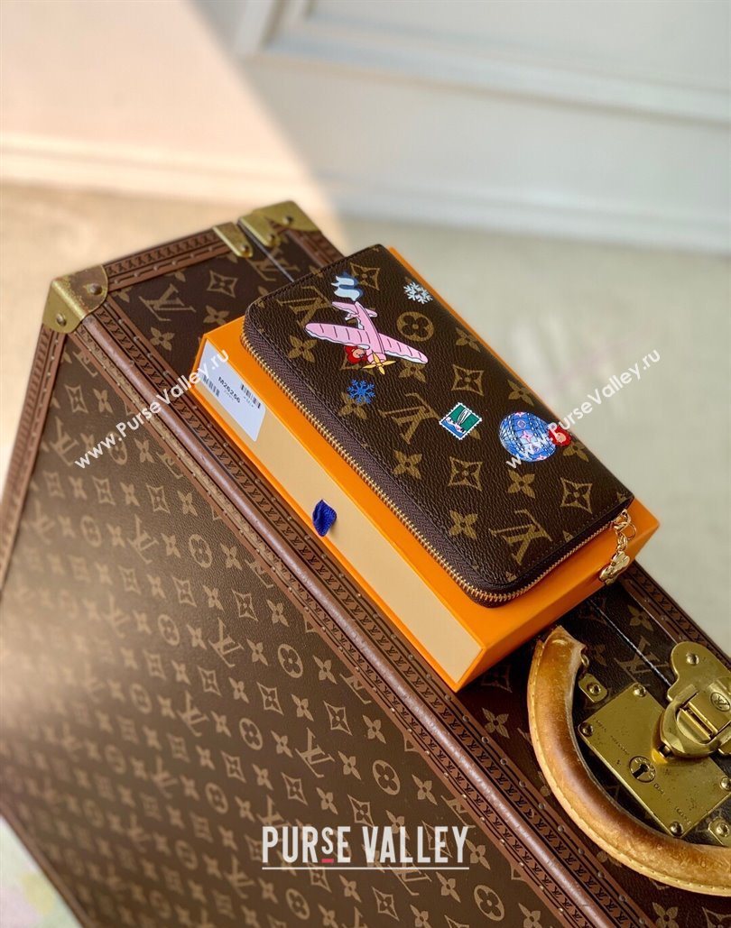 Louis Vuitton Vivienne Winter Holiday Zippy Wallet Monogram Snowy Pearl Pink/Monogram Canvas M26256 (KI-251125108)