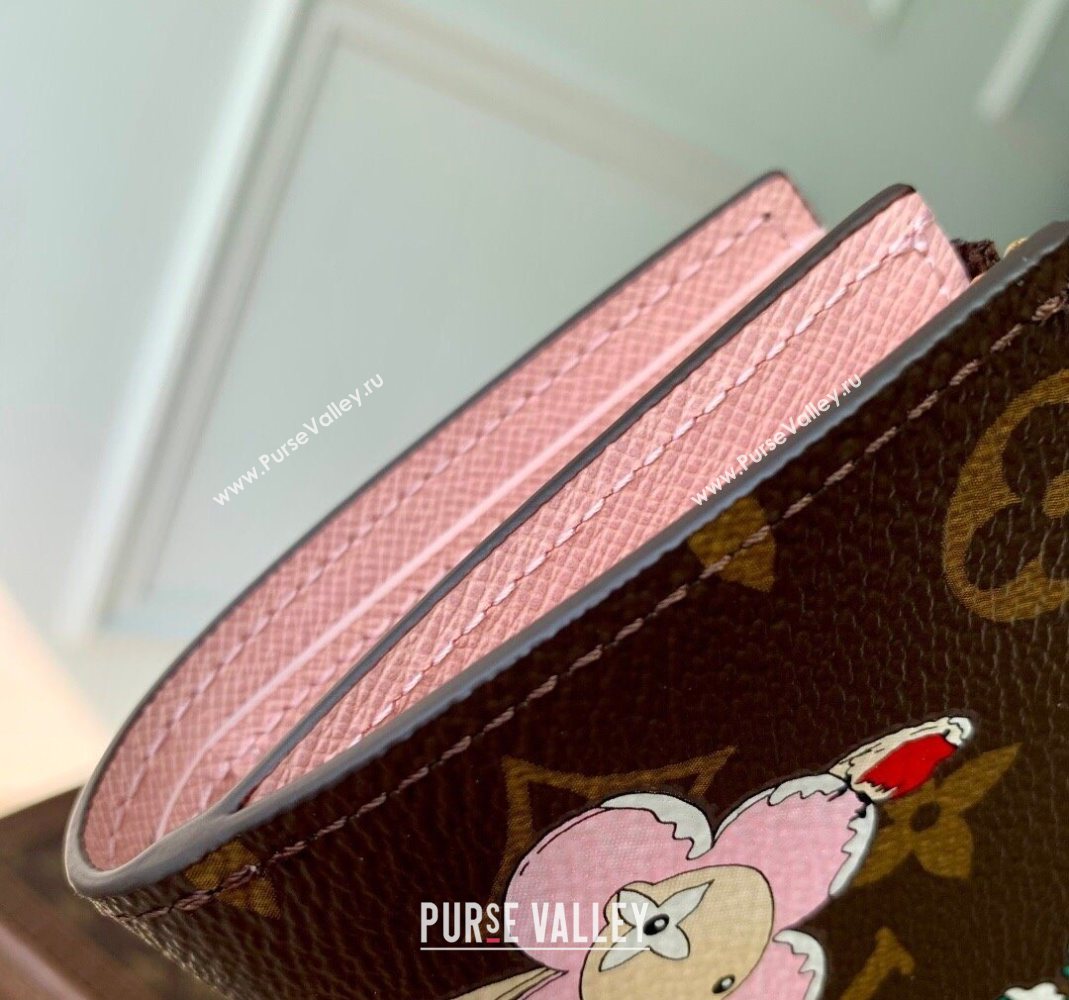 Louis Vuitton Vivienne Winter Holiday Lisa Wallet Monogram Canvas/Snowy Pearl Pink 2025 M15334 (KI-251125109)