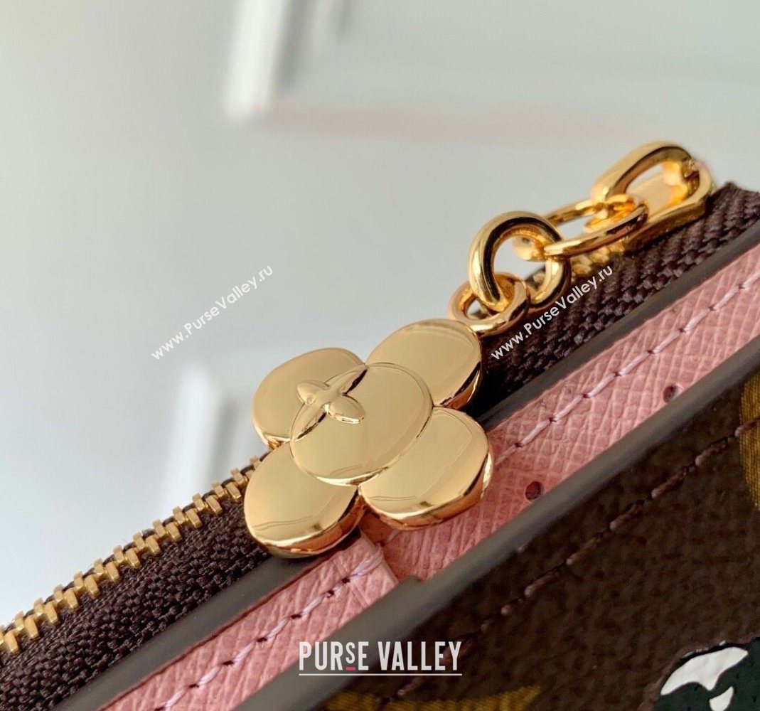 Louis Vuitton Vivienne Winter Holiday Lisa Wallet Monogram Canvas/Snowy Pearl Pink 2025 M15334 (KI-251125109)