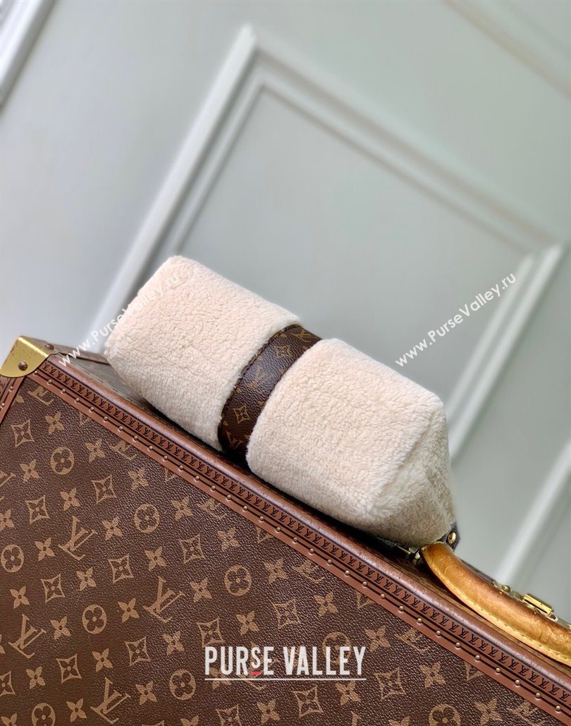 Louis Vuitton Pochette Mia Shoulder Bag in Creme White Shearling M26245 2025 (KI-251126009)