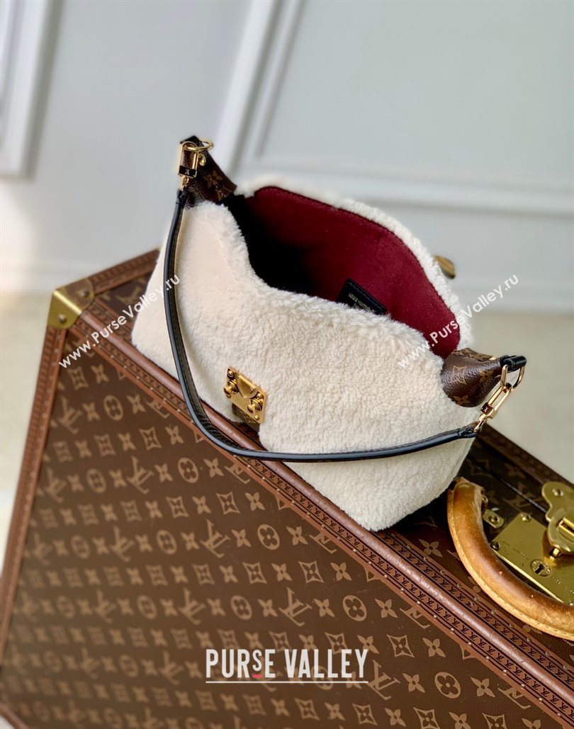 Louis Vuitton Pochette Mia Shoulder Bag in Creme White Shearling M26245 2025 (KI-251126009)