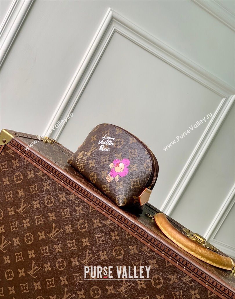 Louis Vuitton Cosmetic Pouch PM Vivienne/Fuchsia Pink 2025 M15359 (KI-251125101)