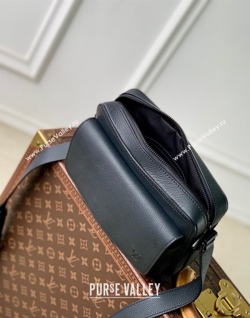 Louis Vuitton Mens Boarding Messenger bag in Waxy calfskin Black 2025 M15265 (KI-251126035)