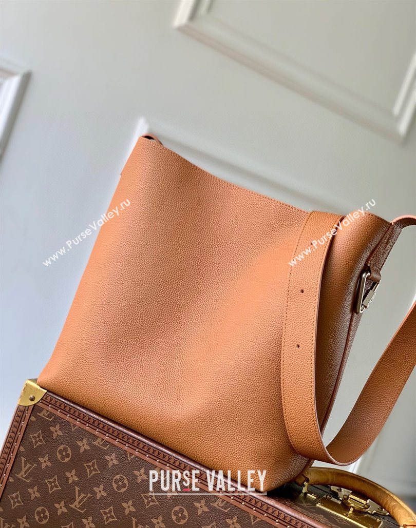 Louis Vuitton Mens Verso Hobo Bag in LV Touch Leather Tan Brown 2025 M26745 (KI-251126066)