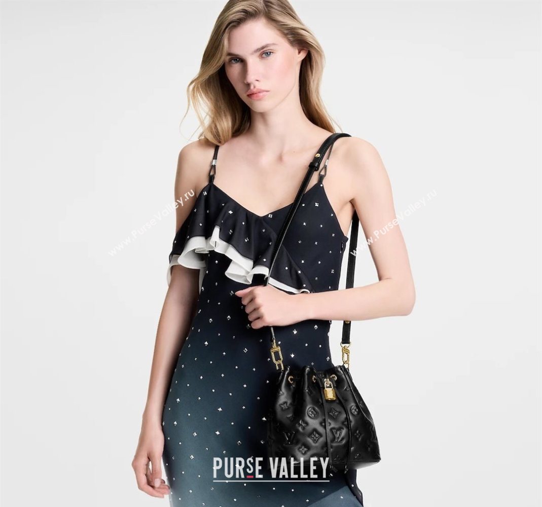 Louis Vuitton Coussin Bucket bag in Galet Beige Lamb leather 2025 M26530 (KI-251126075)