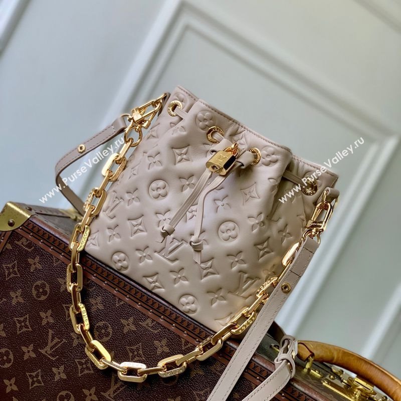 Louis Vuitton Coussin Bucket bag in Galet Beige Lamb leather 2025 M26530 (KI-251126075)