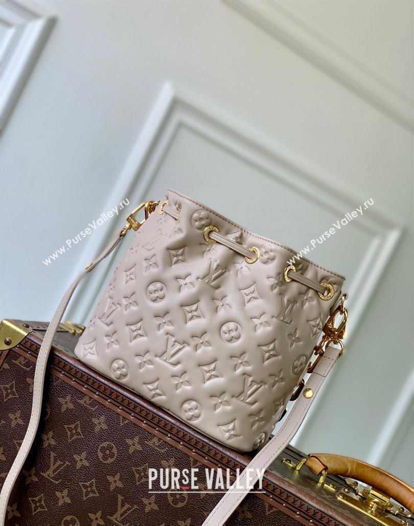 Louis Vuitton Coussin Bucket bag in Galet Beige Lamb leather 2025 M26530 (KI-251126075)