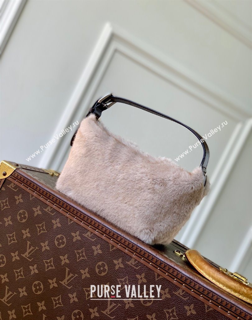 Louis Vuitton Hills Pochette Hobo Bag in Grey Mink Fur 2025 M15031 (KI-251126079)