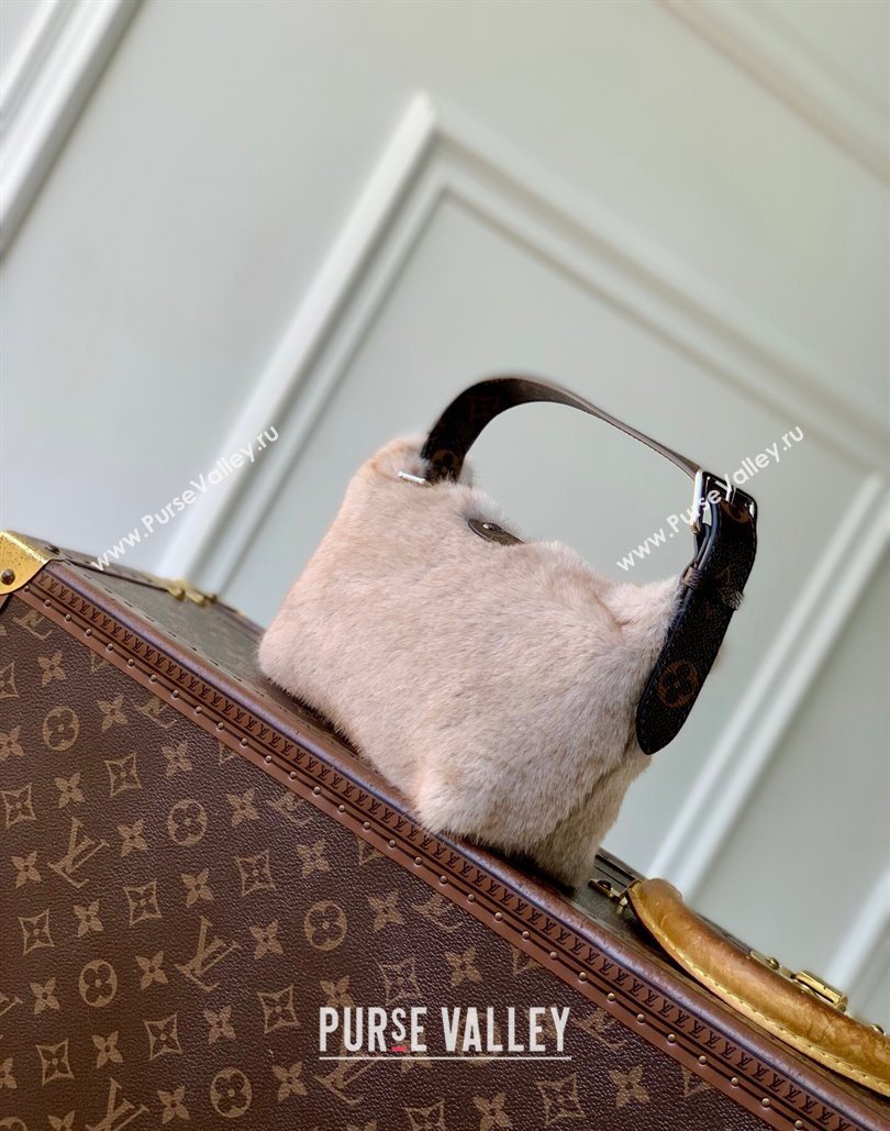 Louis Vuitton Hills Pochette Hobo Bag in Grey Mink Fur 2025 M15031 (KI-251126079)