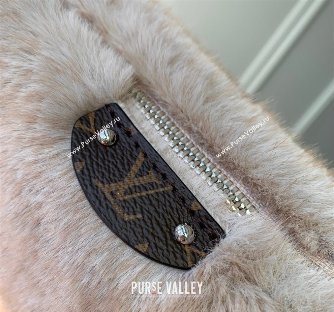 Louis Vuitton Hills Pochette Hobo Bag in Grey Mink Fur 2025 M15031 (KI-251126079)