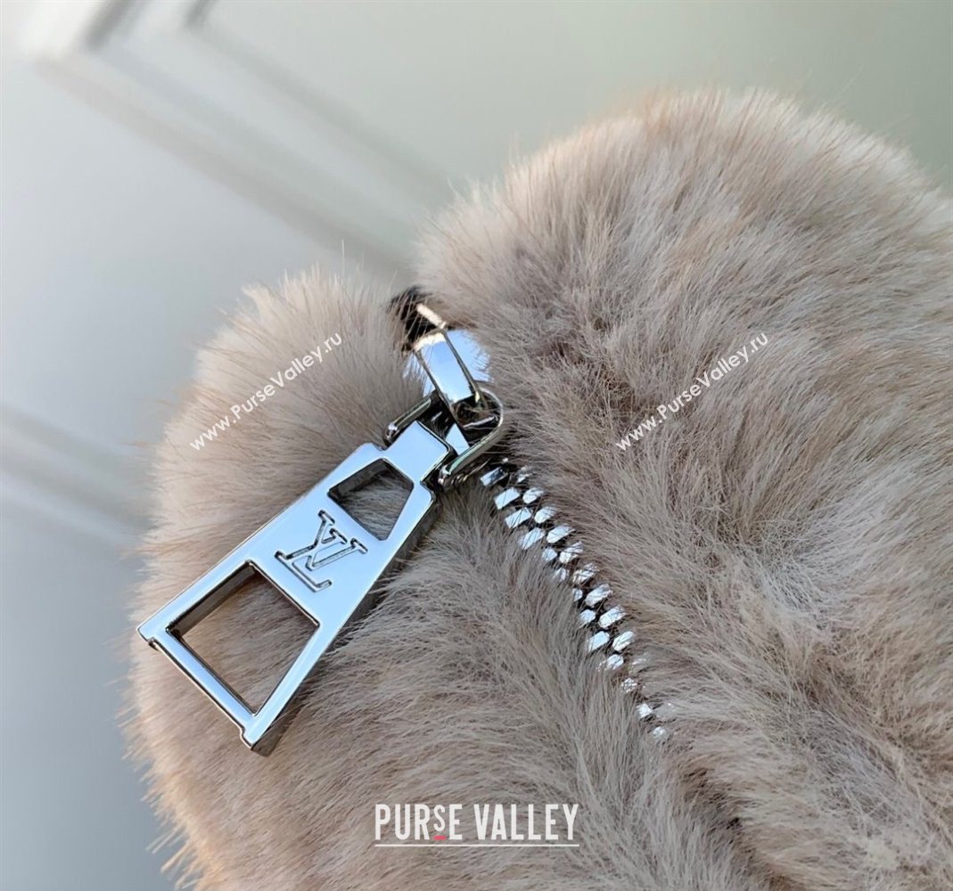 Louis Vuitton Hills Pochette Hobo Bag in Grey Mink Fur 2025 M15031 (KI-251126079)