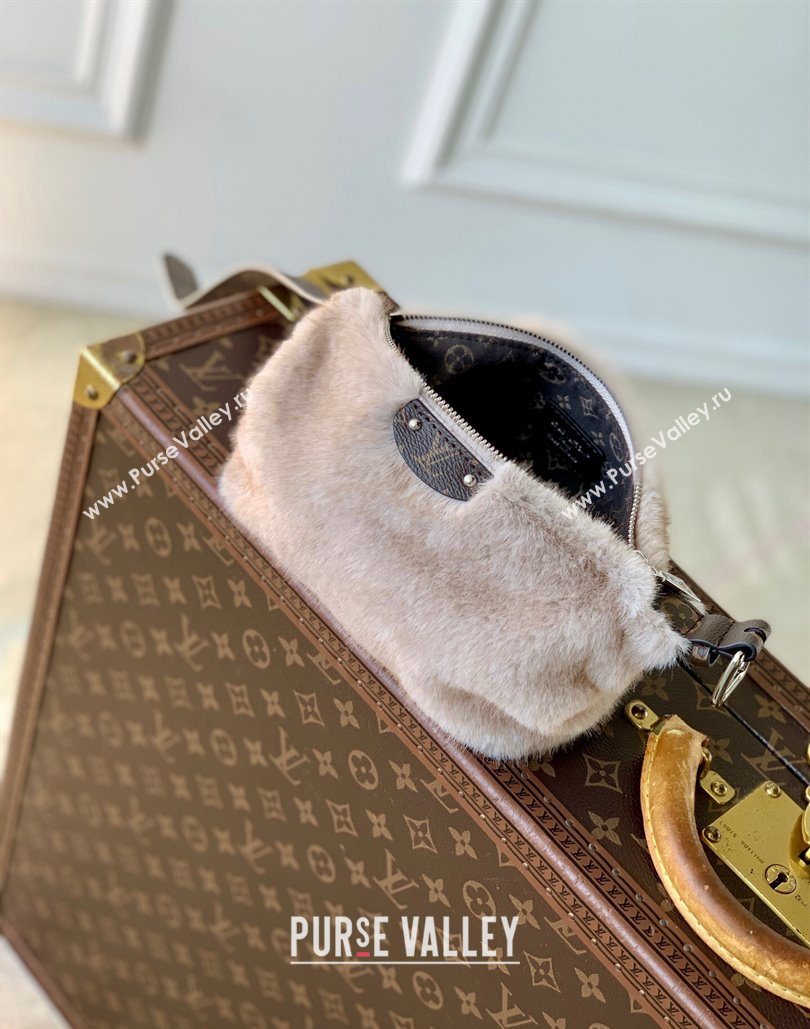 Louis Vuitton Hills Pochette Hobo Bag in Grey Mink Fur 2025 M15031 (KI-251126079)