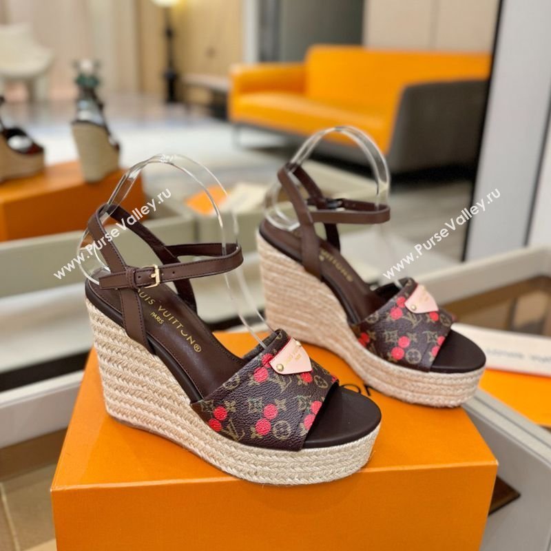 Louis Vuitton Helios Wedge Sandals 11cm in Monogram/Red Cherry 2026 1AHLOA (MD-260303063)