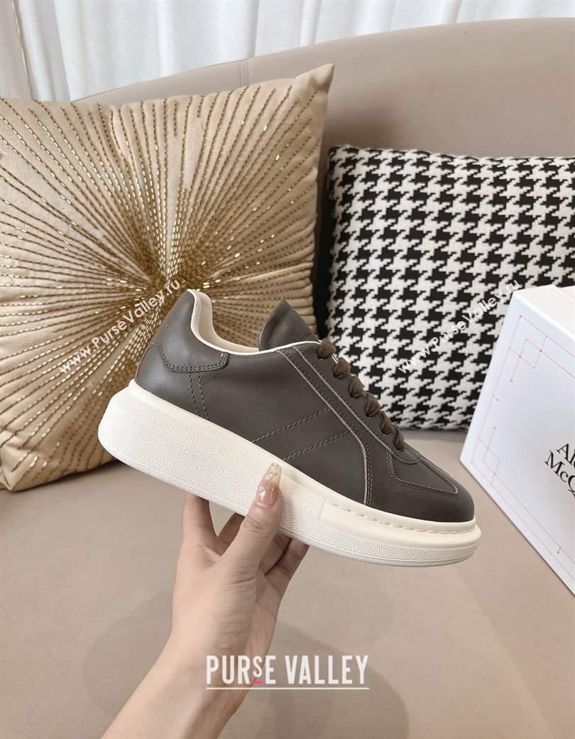 Alexander McQueen Oversized Retro Sneakers in Calfskin Leather Dark Grey 2024 1225 (SS-241225062)