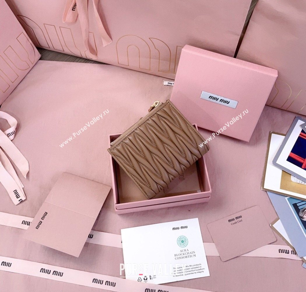 Miu Miu Matelasse Nappa Leather Pocket Wallet Brown 2026 5MV017 (JD-260120066)