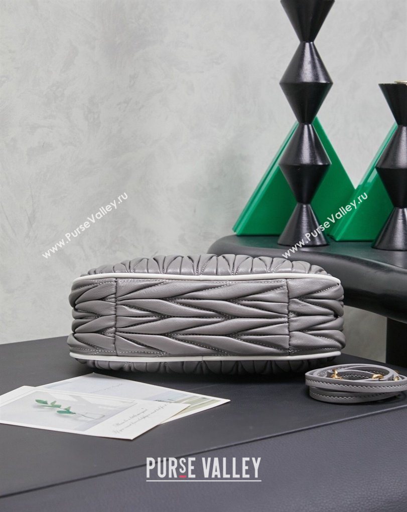 Miu Miu Wander Matelasse Nappa Leather Hobo Mini bag with Contrasting Trim 5BC125 Grey 2026 (MHUI-260407026)