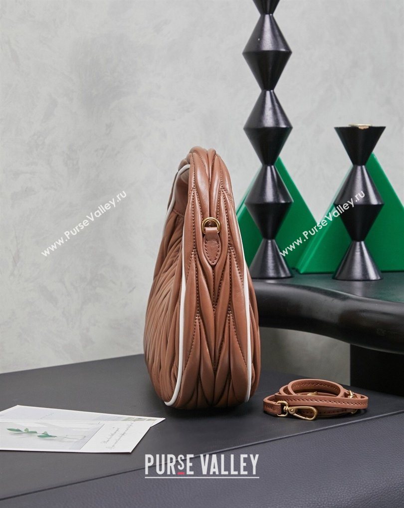 Miu Miu Wander Matelasse Nappa Leather Hobo Mini bag with Contrasting Trim 5BC125 Brown 2026 (MHUI-260407027)
