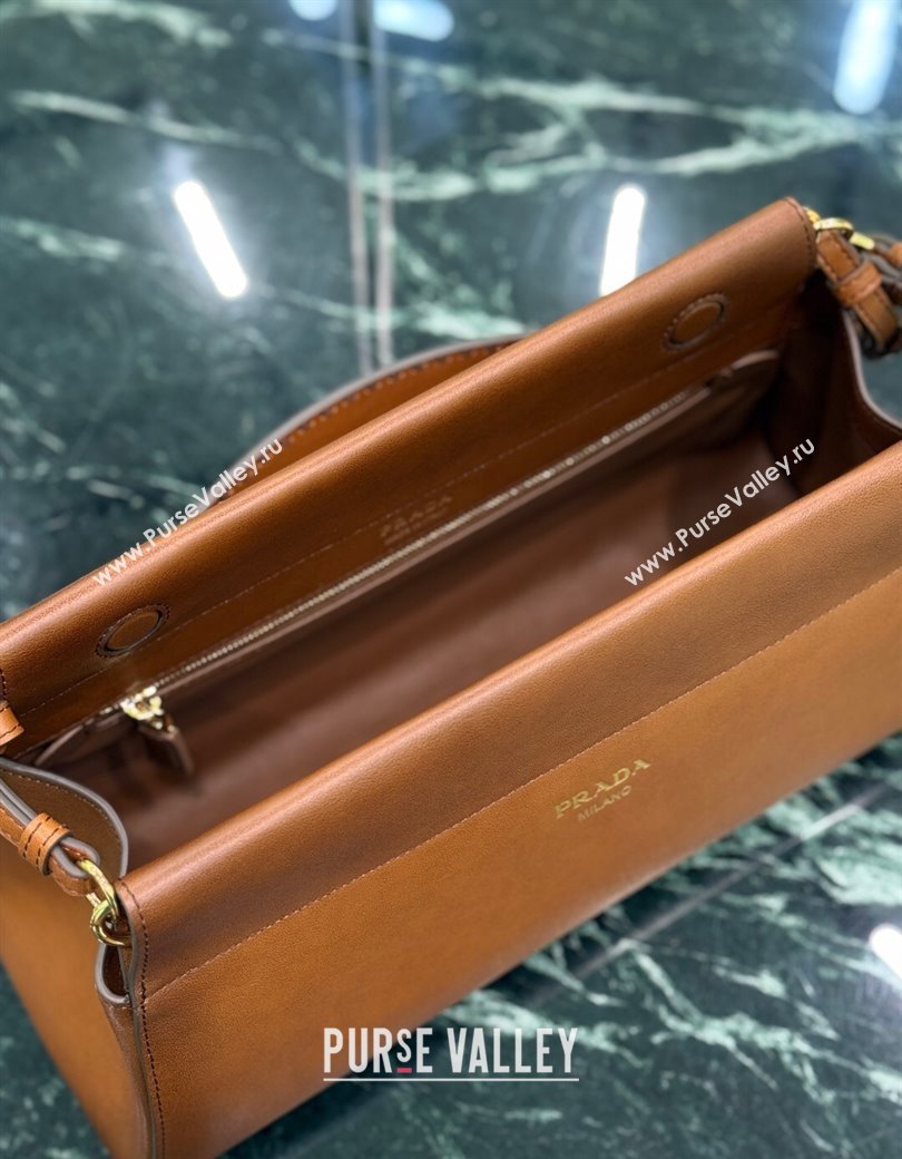 Prada Enchaîne medium leather bag Cognac Brown 2025 1BC262 (YZ-250927031)