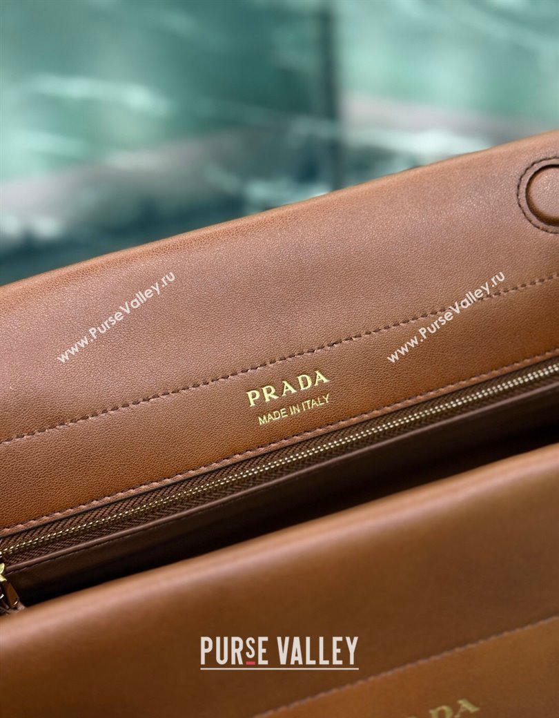 Prada Enchaîne medium leather bag Cognac Brown 2025 1BC262 (YZ-250927031)