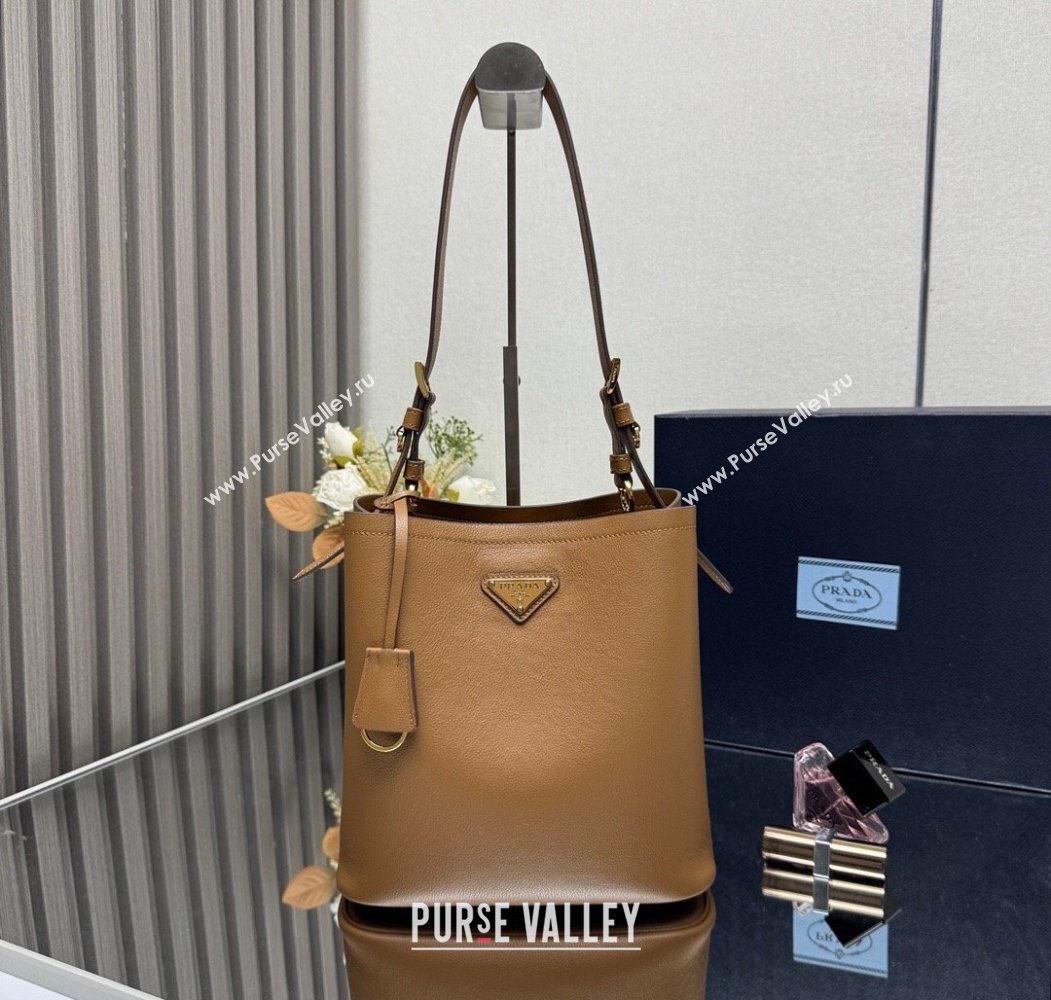 Prada Medium leather bucket bag Caramel Brown 2025 1BE080 (YZ-250927056)