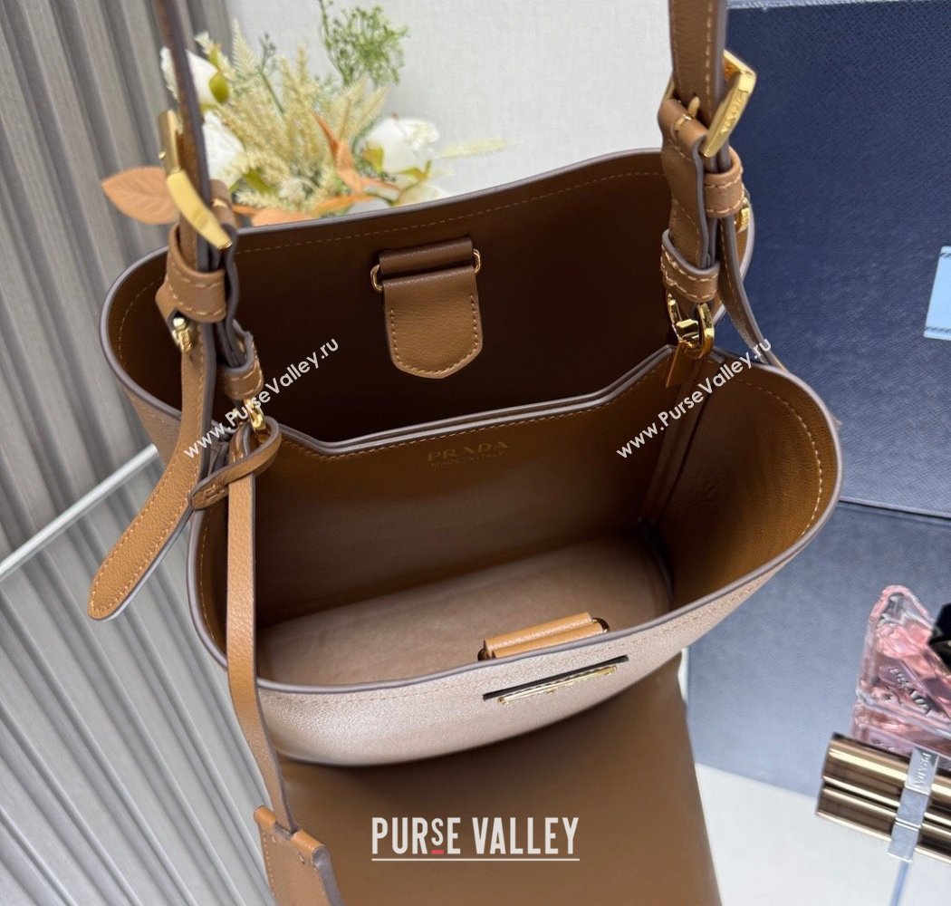 Prada Medium leather bucket bag Caramel Brown 2025 1BE080 (YZ-250927056)