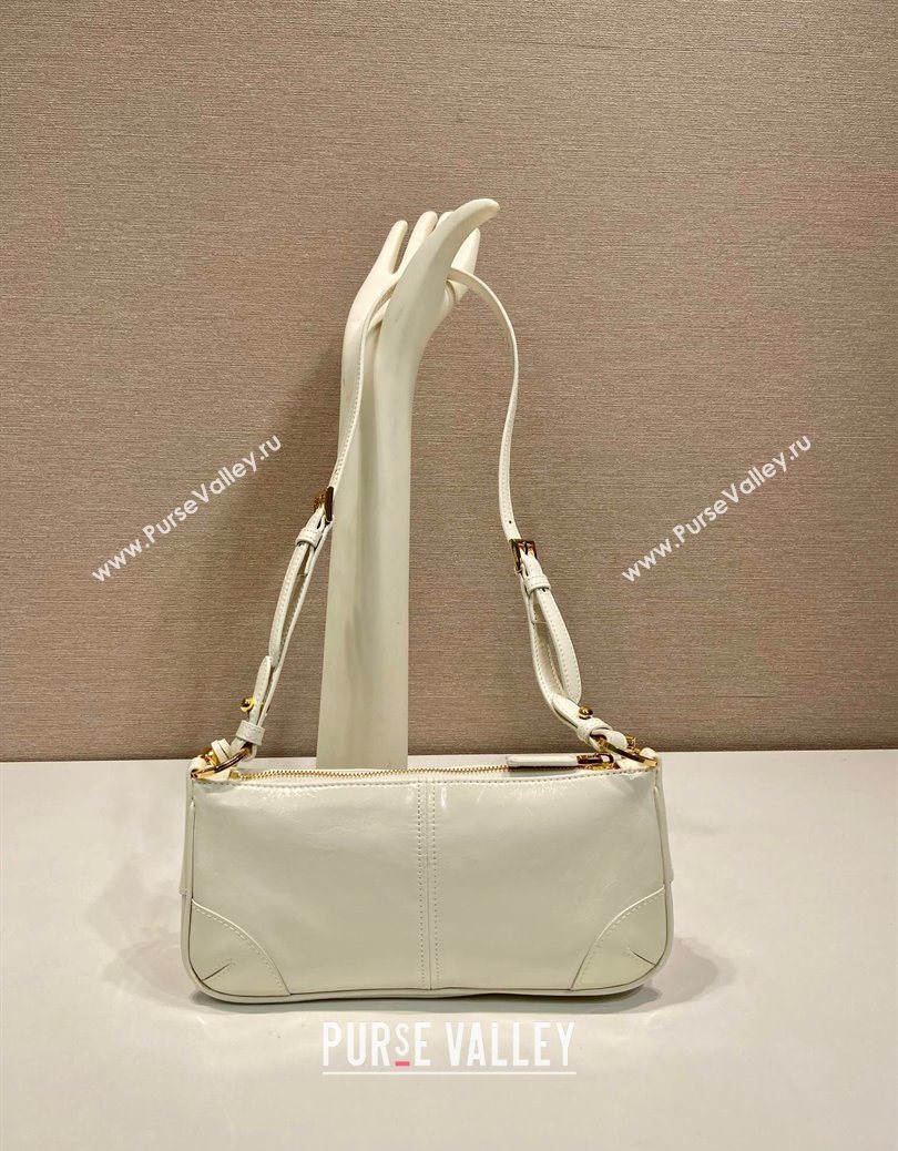 Prada Re-Edition 2002 medium leather shoulder bag 1BC221 White 2025 (YZ-251121090)